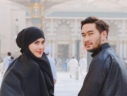 Syahnaz Sadiqah Tampil Santun dan Elegan dalam Balutan Busana Syar’i saat Umrah