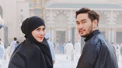 Syahnaz Sadiqah Tampil Santun dan Elegan dalam Balutan Busana Syar’i saat Umrah