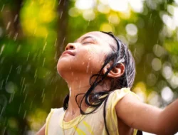 Dampak Terlalu Sering Hujan-Hujanan bagi Kesehatan Anak