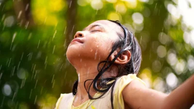 Dampak Terlalu Sering Hujan-Hujanan bagi Kesehatan Anak