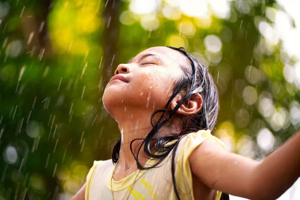 Hujan-hujanan adalah salah satu aktivitas menyenangkan bagi anak-anak. Namun, seperti segala sesuatu dalam hidup (Sumber foto: KlikDokter)