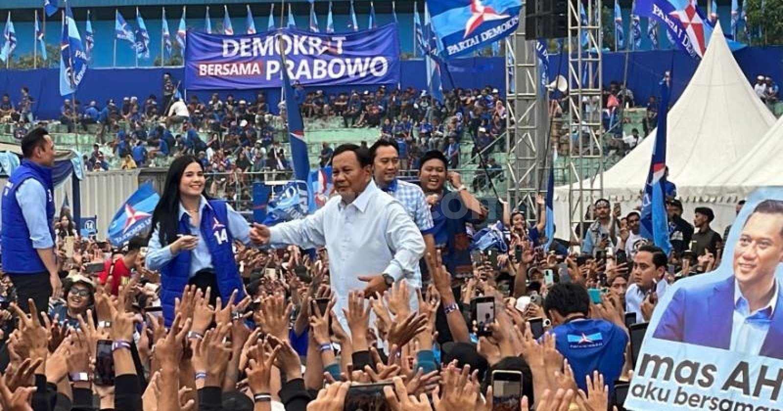 - Calon presiden nomor urut 2, Prabowo Subianto, menepis keras isu yang menyebutkan dirinya sakit. Pada Kamis, 1 Februari 2024, Prabowo tampil hadir dengan semangat pada (Sumber foto : Suara.com)