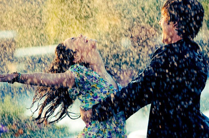 Hujan sering kali membawa kehangatan dan keintiman yang terjalin antar pasangan. Salah satu cara terbaik untuk meningkatkan (Sumber foto : Grid.id)