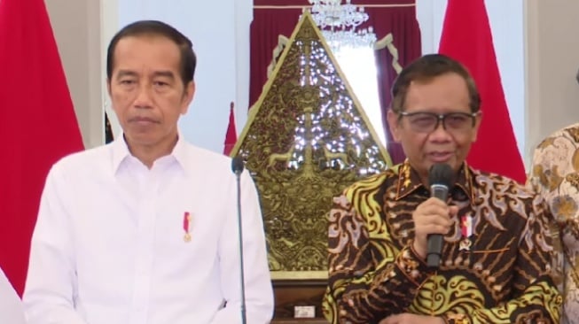 Presiden Joko Widodo (Jokowi) berencana untuk bertemu langsung dengan Menteri Koordinator Politik, Hukum, dan Keamanan (Menko Polhukam) Mahfud MD sore ini (Sumber foto: Suara.com)