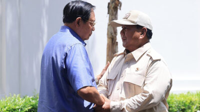 Calon presiden Prabowo Subianto menyambangi kediaman Ketua Majelis Tinggi Partai Demokrat, yang juga mantan Presiden Susilo Bambang Yudhoyono (SBY), di Pacitan 9Sumber foto : RMOL)