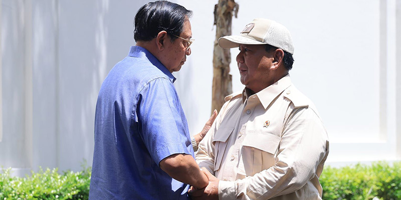 Calon presiden Prabowo Subianto menyambangi kediaman Ketua Majelis Tinggi Partai Demokrat, yang juga mantan Presiden Susilo Bambang Yudhoyono (SBY), di Pacitan 9Sumber foto : RMOL)