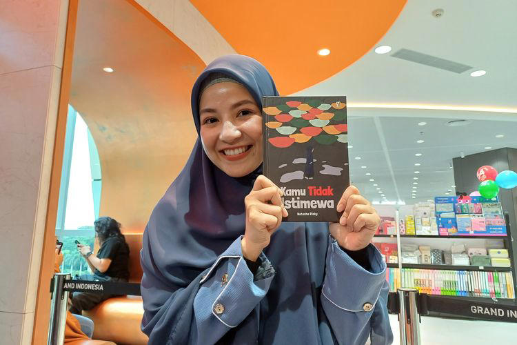 Natasha Rizky Rilis Buku Puisi Kedua 'Kamu Tidak Istimewa' - Sebuah Kiasan tentang Ujian dan Keberanian" (Sumber foto : Kompas)