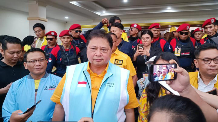 Ketua Umum Partai Golkar, Airlangga Hartarto, merespons dengan santai sindiran Sekjen PDIP, Hasto Kristiyanto, terkait makan siang Presiden Joko Widodo (Jokowi) (Sumber foto : Kumparan)