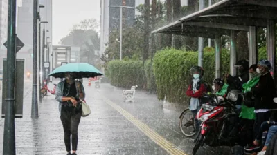 Tetesan air yang mengalir lembut membasahi bumi atau biasa disebut hujan seringkali dianggap sebagai teman penyembuh bagi banyak orang. Beberapa orang menemukan (Sumber foto : Jawapos)