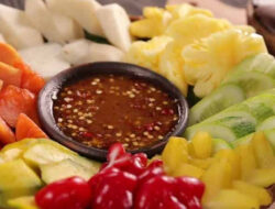Mengungkap Misteri Mengapa Wanita Hamil Seringkali ngidam Makan Rujak, Ternyata Ini Alasannya
