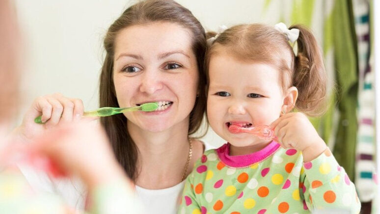 Anak gosok gigi dengan baik (Sumber Foto. orami.co.id)