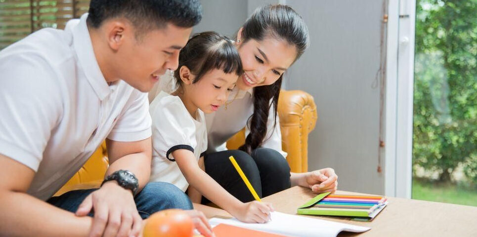 Peran Orang Tua dalam membentk anak yang baik (Sumber Foto. dfrcollection.com)