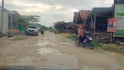 Jalan Sukolilo-Prawoto terlihat sangat parah, apalagi memasuki musim hujan tiba kondisi jalan tersebut banyak berubang dan digenangi air, hal itu tentunya membahayakan (Jurnalindo.com)
