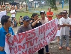 Copot dari Perangkat, Puluhan Warga Desak Kades Desa Langse