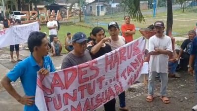 Copot dari Perangkat, Puluhan Warga Desak Kades Desa Langse