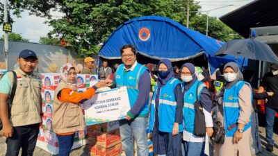 PLN UP3 Kudus Bagikan Paket Sembako Kepada Korban Bencana Banjir di Perbatasan Kudus- Demak