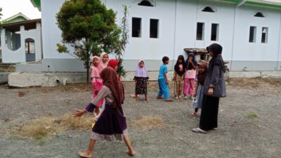 mahasiswa Kuliah Kerja Nyata (KKN) Universitas Peradaban Bumiayu Brebes yang bertepat di Desa Cenang, Kecamatan Songgom, Kabupaten Brebes melakukan kegiatan (Jurnalindo.com)