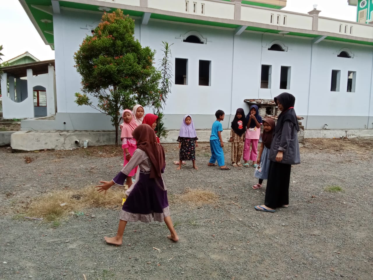 mahasiswa Kuliah Kerja Nyata (KKN) Universitas Peradaban Bumiayu Brebes yang bertepat di Desa Cenang, Kecamatan Songgom, Kabupaten Brebes melakukan kegiatan (Jurnalindo.com)