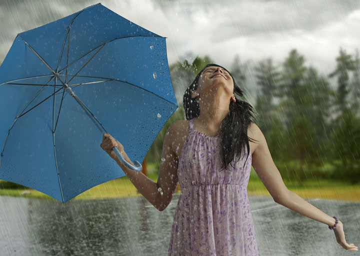 Rintik hujan seringkali dikaitkan sebagai momen romantis dan menenangkan. Meskipun cuaca basah seringkali (Sumber foto : Dream.id)