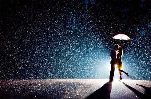 Turun hujan sering kali dijadikan kesempatan yang sempurna untuk menikmati momen intim bersama pasangan. Salah satu cara terbaik untuk (Sumber foto : Kompasiana)