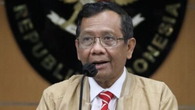 Menteri Koordinator Politik, Hukum, dan Keamanan (Menko Polhukam) Mahfud Md diperkirakan akan menyampaikan secara langsung surat pengunduran dirinya kepada Presiden (Sumber foto: CNN)