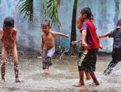 9 Manfaat Luar Biasa Membiarkan Anak-anak Bermain Hujan-Hujanan