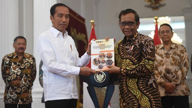 Presiden Joko Widodo (Jokowi) berencana untuk menerbitkan Keputusan Presiden (Keppres) yang akan mengakhiri jabatan Mahfud MD sebagai Menteri Koordinator (Sumber foto : CNN)