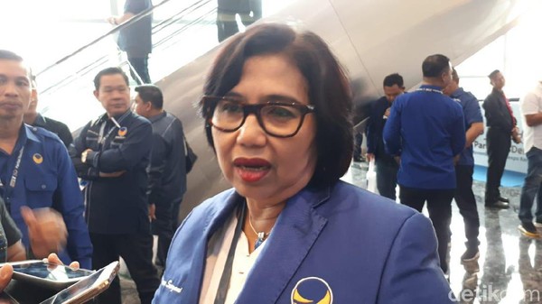 - Irma Suryani, Ketua Bidang Kesehatan, Perempuan, dan Anak dari DPP Partai Nasdem, mengeluarkan pernyataan menarik dalam sebuah dialog di Kampus Universitas (Sumber foto: Kompas)