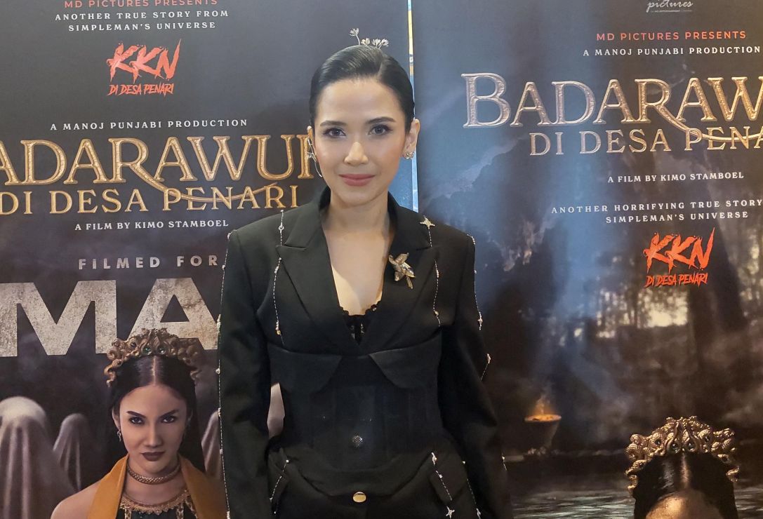 Aktris berbakat Dinda Kanya Dewi mengungkapkan tantangan besar yang dihadapinya dalam proses pembuatan film terbarunya, "Badarawuhi di Desa Penari (Sumber foto : Tabloid Bintang)