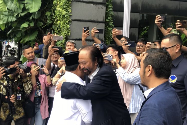Presiden terpilih Prabowo Subianto secara terbuka mengajak Ketua Umum Partai NasDem, Surya Paloh, untuk bergabung dengan pemerintahannya (Sumber foto ; Kompas)
