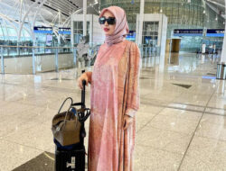 Wika Salim Tampil Santun dalam Dress dan Hijab Saat Umrah, Netizen: “Semoga Tak Balik ke Setelan Awal”