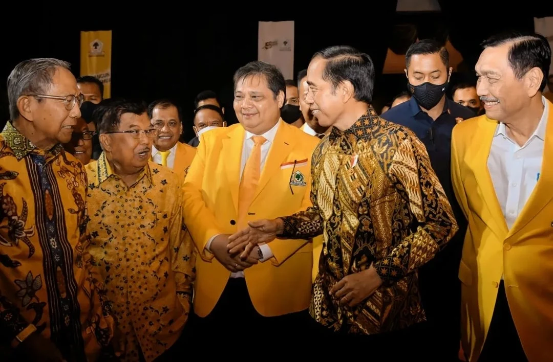 Presiden Joko Widodo atau yang akrab disapa Jokowi, hanya terdiam saat ditanya mengenai kemungkinan dia masuk ke Partai Golkar setelah tidak menjabat sebagai kepala pemerintahan ( Sumber foto : FAJAR)