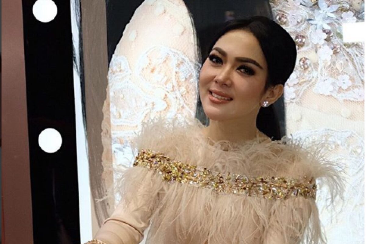 Syahrini, sosok yang tak pernah lepas dari sorotan, kembali mencuri perhatian dengan penampilan modis nan berkelas. Istri dari pengusaha (Sumber foto : Antara)