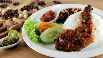 Menu buka puasa dengan ayam (Sumber Foto. radarbanten.co.id)