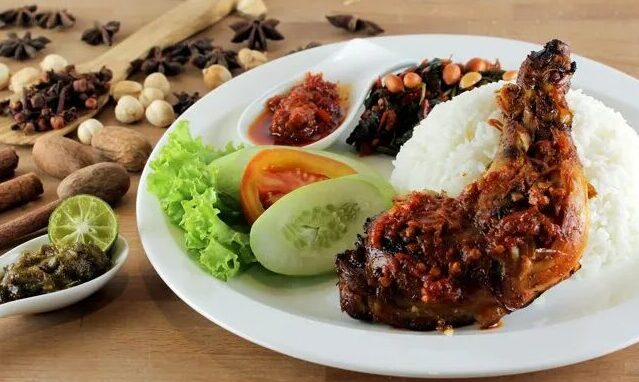 Menu buka puasa dengan ayam (Sumber Foto. radarbanten.co.id)