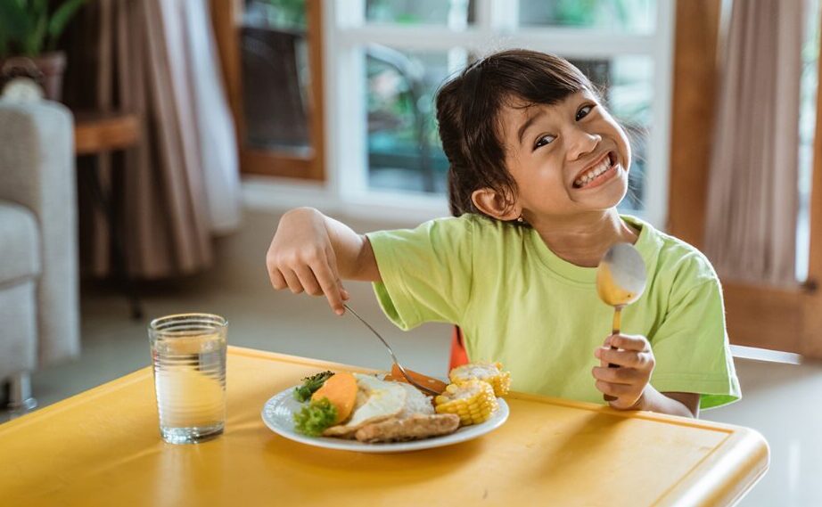 Anak ngak rewel saat sarapan (Sumber Foto. berkeluarga.id)