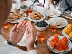 Apakah Cukup Berbuka Puasa hanya dengan Buah? Ini Pertimbangannya