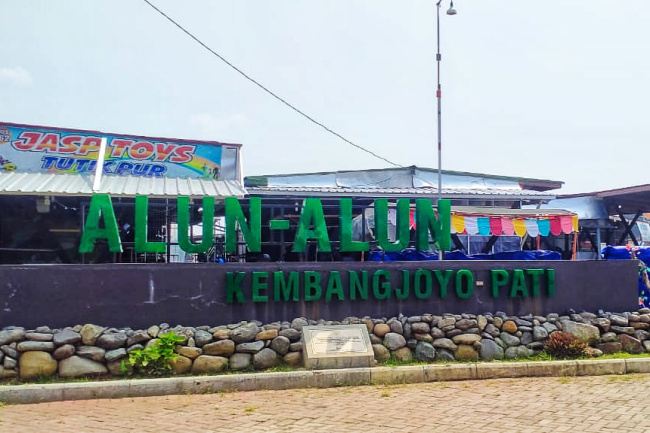 Sejumlah pedagang Kaki Lima (PKL) yang berjalan di alun-alun Kembang Joyo Kabupaten Pati mengeluh lantaran kondisinya sepi pengunjung. Sehingga banyak ( Jurnal;indo.com)