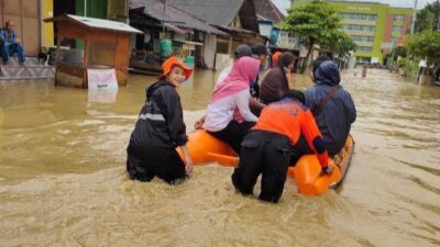 Hujan deras dengan intensitas tinggi menyebabkan jalan Pati- Grobogan mengalami banjir dengan ketinggian air mencapai 50 cm. Akibatnya (Jurnalindo.com)