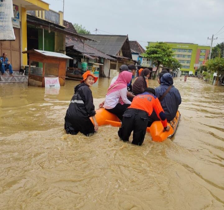 Hujan deras dengan intensitas tinggi menyebabkan jalan Pati- Grobogan mengalami banjir dengan ketinggian air mencapai 50 cm. Akibatnya (Jurnalindo.com)