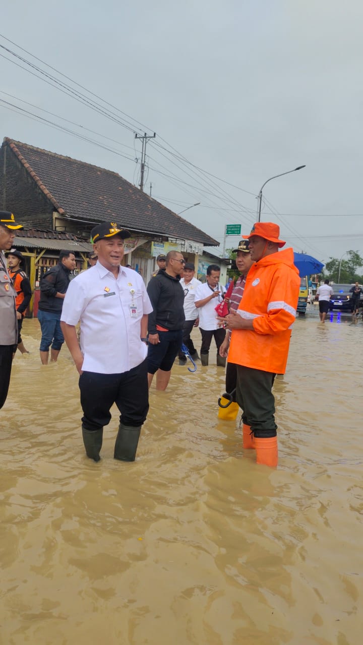Hujan deras yang mengguyur di wilayah Kabupaten Pati selama Delapan Hari menyebabkan puluhan Desa tergenangi air. Berdasarkan laporan (Jurnalindo.com)