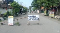 Kerusakan parah yang terdapat di jalan Supratman Juwana Pati, mengakibatkan warga sekitar bareng-bareng melakukan protes terhadap pemerintah (Jurnalindo.com)