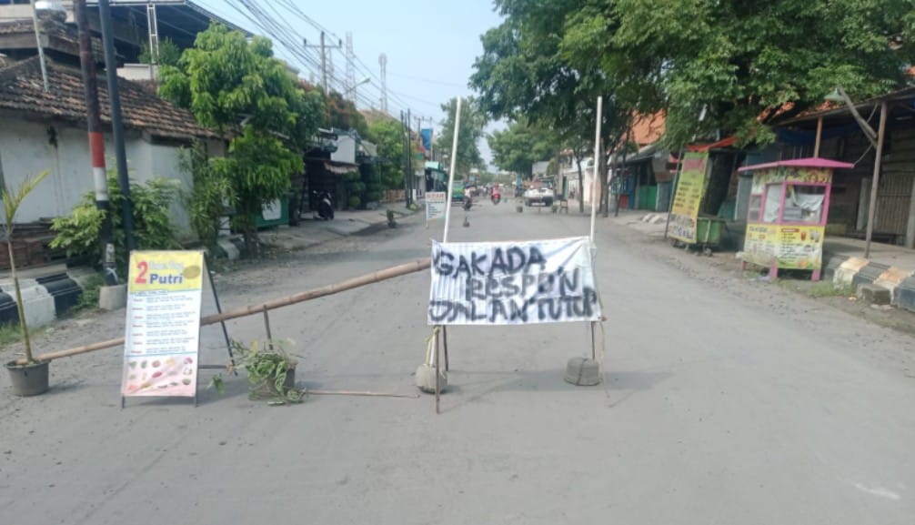 Kerusakan parah yang terdapat di jalan Supratman Juwana Pati, mengakibatkan warga sekitar bareng-bareng melakukan protes terhadap pemerintah (Jurnalindo.com)