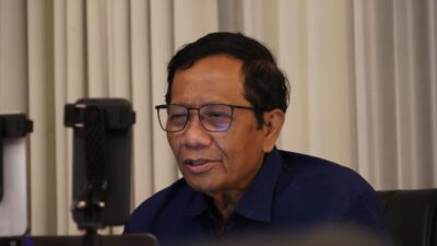 Cawapres nomor urut 3, Mahfud MD, memberikan tanggapannya terhadap pernyataan Wakil Presiden ke-10 dan ke-12 RI, Jusuf Kalla (JK), yang menyebut Pemilu 2024 (Sumber foto : Replublika)