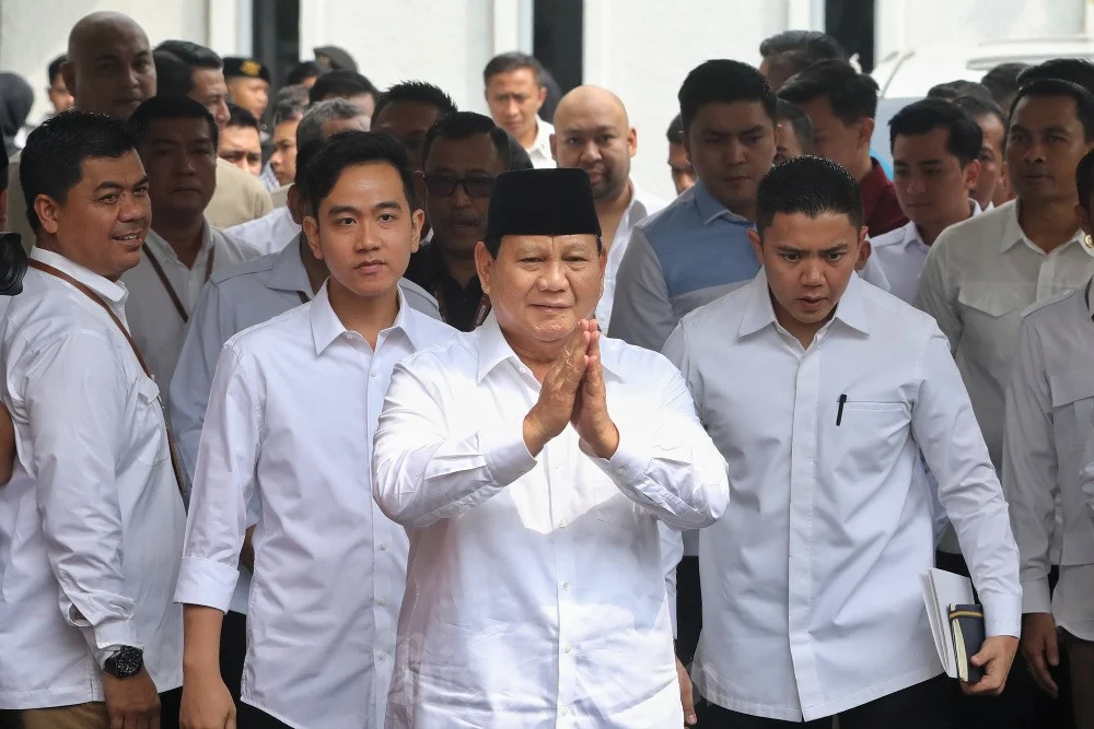Prabowo dan Gibran tiba di Kantor KPU sekitar pukul 09.52 WIB, mengenakan kemeja berwarna putih. Mereka didampingi oleh sejumlah Ketua (Sumber foto : Bisnis.com)