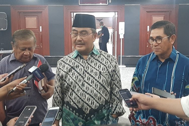 Mantan Ketua Mahkamah Konstitusi (MK), Jimly Asshiddiqie, melakukan kunjungan ke kediaman Presiden Kelima RI dan Ketua Umum PDI-P, Megawati (Sumber foto : Kompas)