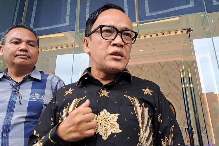 Ketua Umum organisasi relawan Jokowi Mania (JoMan), Immanuel Ebenezer, memberikan tanggapan tajam terhadap pernyataan sinis Sekretaris Jenderal (Sumber foto : Kompas)