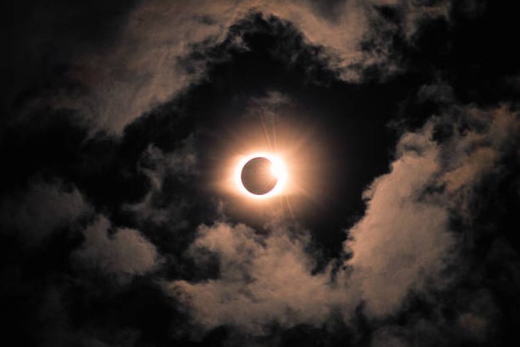 Badan Antariksa Amerika Serikat (NASA) telah mengumumkan bahwa gerhana matahari total akan terjadi pada 8 April 2024. Ini merupakan gerhana (Sumber foto : Kompas)