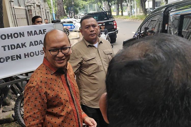 Pada hari yang ditunggu-tunggu, Hari Raya Idul Fitri 2024, suasana politik tanah air tampaknya tidak kehilangan warna. Salah satu momen menarik (Sumber foto : Kompas)