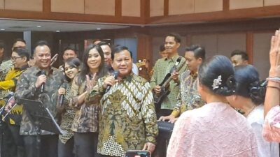 Presiden terpilih untuk periode 2024-2029, Prabowo Subianto, turut memeriahkan acara ulang tahun ke-87 istri Jenderal (Purn) Wismoyo (Sumber foto : Kompas.com)